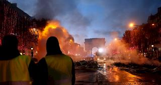 In Frankreich, Belgien und den Niederlanden protestierten am Samstag Tausende Menschen in gelben Sicherheitswesten und forderten unter anderen Steuersenkungen.