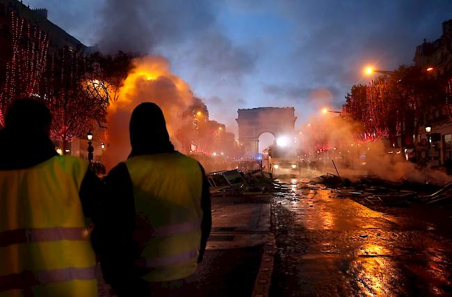 In Frankreich, Belgien und den Niederlanden protestierten am Samstag Tausende Menschen in gelben Sicherheitswesten und forderten unter anderen Steuersenkungen.