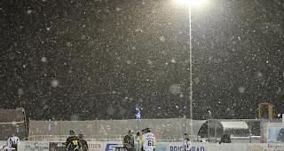 Schneetreiben w&auml;hrend des Spiels in Saas-Grund.