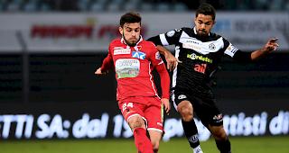 Zweikampf zwischen Sittens Bastien Toma und Jonathan Sabbatini vom FC Lugano.