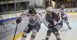 An der Bande. Visps Sandro Wiedmer (links) gegen La Chaux-de-Fonds-St&uuml;rmer Daniel Carbis.