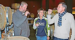 Verkostung. Von links: &Ouml;nologe Christian Gfeller, Conny Schmiedehaus, Mitglied der Gesch&auml;ftsleitung, und &shy;Inhaber Patrick Z&rsquo;Brun sind mit den neuen Jahrg&auml;ngen im Eichenfass bereits sehr zufrieden.