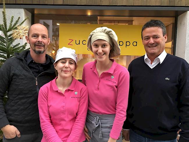 Jean-Pierre Karlen (ganz links) und Roger Schmid, Vertreter des Freizeitclubs Lötschberg, mit Monika und Anina, Angestellte im Café Zucherpuppa.