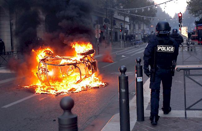 Nach erneuten gewaltigen Krawallen und Ausschreitungen der Protestbewegung der "Gelben Westen" am Wochenende stand der Präsident unter Zugzwang.