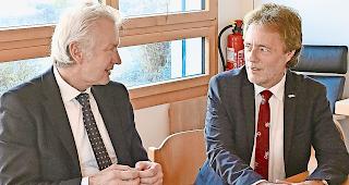 Bef&uuml;rworter. Der Leuker Gemeindepr&auml;sident Martin L&ouml;tscher (links) und Thomas Gsponer, Pr&auml;sident der Stiftung St. Josef: Sie bef&uuml;rworten den Besitzerwechsel des Altersheims  Ringacker.