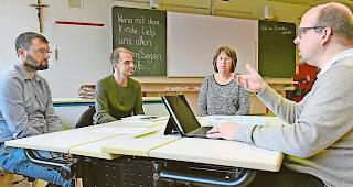 Notwendig. Stefan Wyer, Direktor von Schulen Leuk, SSA-Teamleiter Christian Bayard, Marianne M&uuml;ller, Schulpr&auml;sidentin DalaKoop, und Manfred Kuonen, Schulpr&auml;sident Schulregion Leuk (von links), sind sich einig: Schulsozialarbeit ist notwendig und eine gute Sache.Foto wb