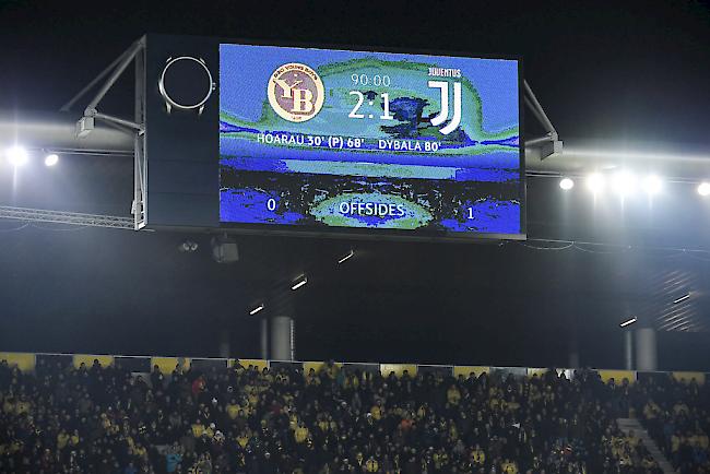 Ein Juventus-Fan ist am Mittwoch kurz vor Spielschluss im Stade de Suisse mehrere Meter in die Tiefe gestürzt. 