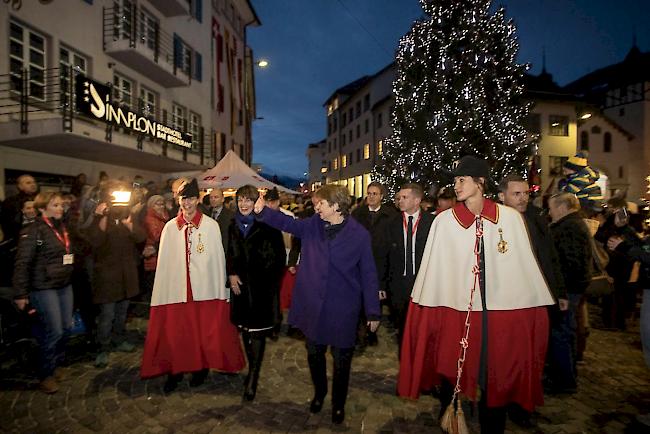 Umzug: Doris Leuthard flankiert die neue Bundesrätin Viola Amherd.a