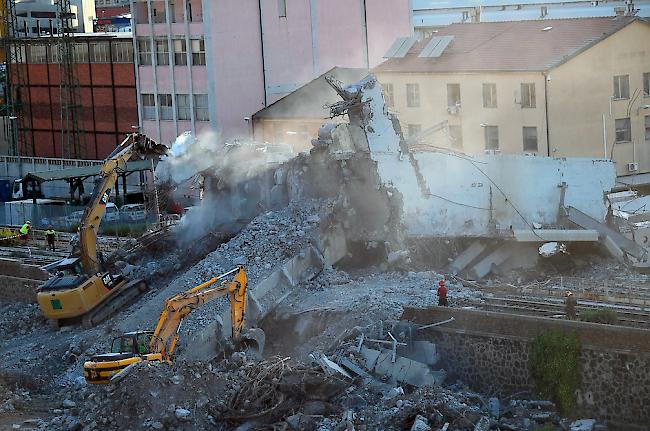 Mit dem Einrichten der Baustelle für den Abriss der Brückenreste ist begonnen worden. (Archiv)