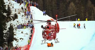 Ein Rettungshelikopter transportiert Marc Gisin nach seinem Sturz ins n&auml;chstgelegene Krankenhaus.
