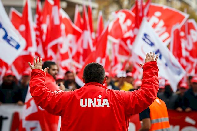 150 Delegierte an der Baukonferenz der Unia in Bern sowie 60 Delegierte der Baukonferenz der Syna in Olten stimmten dem Verhandlungsergebnis am Samstag zu.