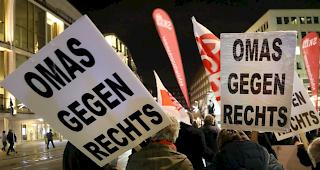 Auch die inzwischen zu einiger Ber&uuml;hmtheit gelangten "Omas gegen Rechts" schlossen sich an. (Archiv)