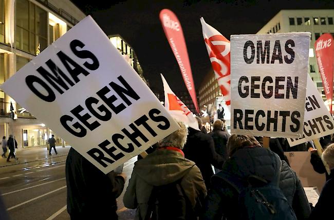 Auch die inzwischen zu einiger Berühmtheit gelangten "Omas gegen Rechts" schlossen sich an. (Archiv)