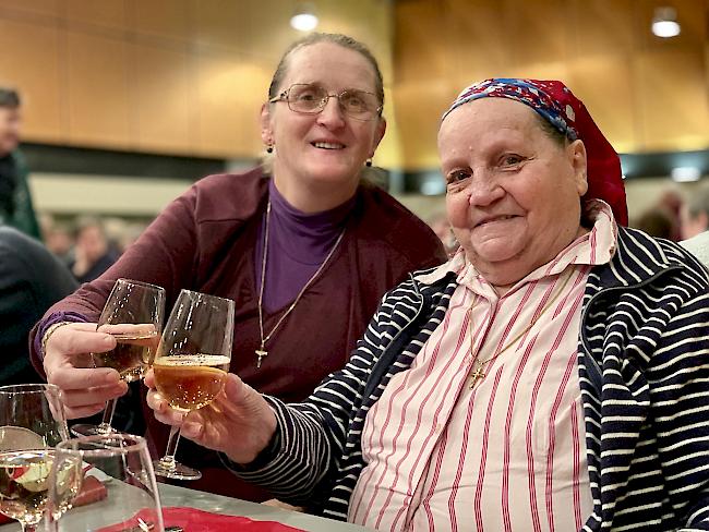 Madeleine und Martina Arnold stossen an der Weihnachtsfeier an