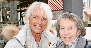 Silvia Minnig, Visp, und Marianne Guntern, Naters: &laquo;Wir schenken keine P&auml;ckchen mehr &ndash; die &lsaquo;Gottikinder&rsaquo; k&ouml;nnen Geld besser gebrauchen. Daf&uuml;r versuchen wir aber, Zeit  und Liebe zu geben, zum Beispiel w&auml;hrend eines verl&auml;ngerten Wochenendes.&raquo;