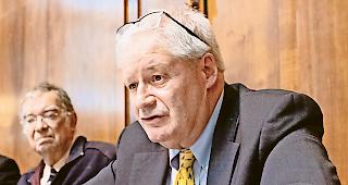 Erster Arbeitstag. Jean Zermatten muss als Pr&auml;sident des &Uuml;bergangsb&uuml;ros die Arbeitsabl&auml;ufe des Verfassungsrats aufstellen. Links von ihm: Alterspr&auml;sident Bernard Oberholzer.