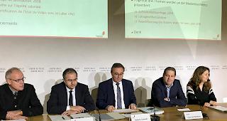 Informieren zur Personalpolitik bei der Kantonsverwaltung (v.l.): Richard Meyer, externer Berater, Gilbert Briand, Chef Dienststelle f&uuml;r Personalmanagement, Staatsrat Roberto Schmidt, Iwan von Wartburg, externer Berater und Sandra Zurbuchen, externe Beraterin. 