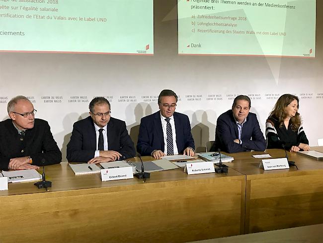 Informieren zur Personalpolitik bei der Kantonsverwaltung (v.l.): Richard Meyer, externer Berater, Gilbert Briand, Chef Dienststelle für Personalmanagement, Staatsrat Roberto Schmidt, Iwan von Wartburg, externer Berater und Sandra Zurbuchen, externe Beraterin.