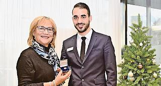 Gewinnerin Sonja Loretan mit Kundenberater Davide Sgro.