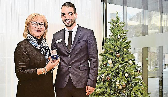 Gewinnerin Sonja Loretan mit Kundenberater Davide Sgro.