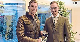 Patrick Hischier (links) mit Gesch&auml;ftsstellenleiter Daniel Kalbermatter.