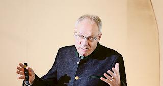 Unter der Lupe. Arbeitspsychologe Richard Meyer kennt die Freuden und Sorgen der Walliser Staatsangestellten. 