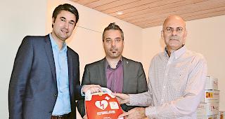 Lebensrettend. Dr. Aron Pfammatter von c&oelig;ur wallis (links) und Diego Lareida von der Kantonalen Walliser Rettungs- organisation (rechts) &uuml;bergeben dem Gemeindepr&auml;sidenten von Veyras, St&eacute;phane Ganzer, einen Defibrillator.