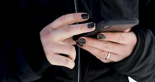 &Uuml;berweisungen. Wie eine neue Studie zeigt, benutzen immer mehr Menschen in der Schweiz ihr Smartphone f&uuml;r das Abwickeln von Geldgesch&auml;ften.