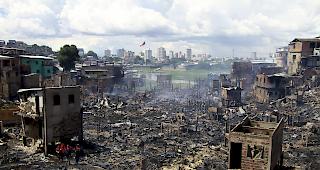 Feuerh&ouml;lle. Rund 100 Feuerwehrleute waren im Einsatz, um das Feuer in dem Armenviertel Educandos in der Stadt Manaus zu l&ouml;schen.