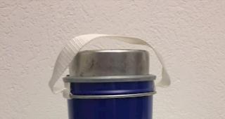 Ber&uuml;hren verboten. In einem diagnostischen Institut in Sitten fehlt seit Dienstagmorgen ein Beh&auml;lter, in dem sich eine Substanz f&uuml;r radiologische Untersuchungen befindet.