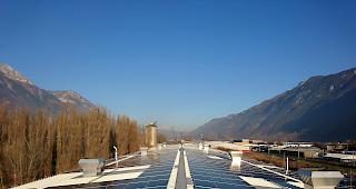 Innovativ. Dank 1'100 Solarpanels kann die HYDRO Exploitation den Energiebedarf ihrer Zentralen Werkst&auml;tte in Martinach zu 60 Prozent mit Sonnenenergie abdecken.