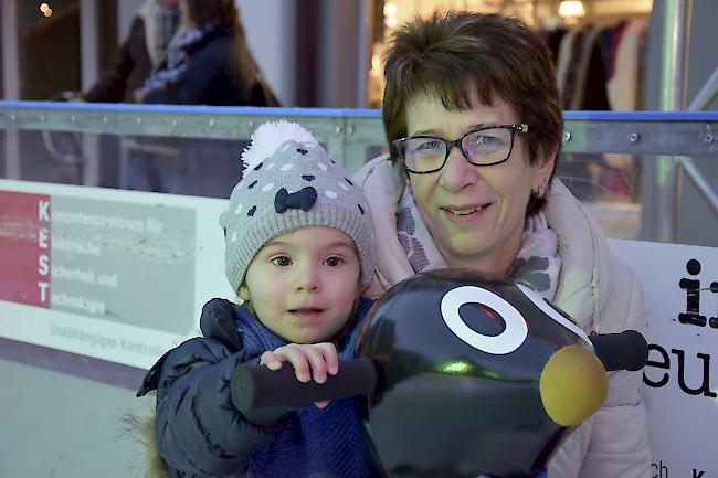 Alissia Mathier (2), Veyras, und Cornelia Vomsattel (55), Glis.