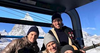 Die Zermatter Band Wintershome: Romaine M&uuml;ller, Maria Zurbriggen und&nbsp;Rebecca Graven (von links). Joel M&uuml;ller und Pirmin Zurbriggen