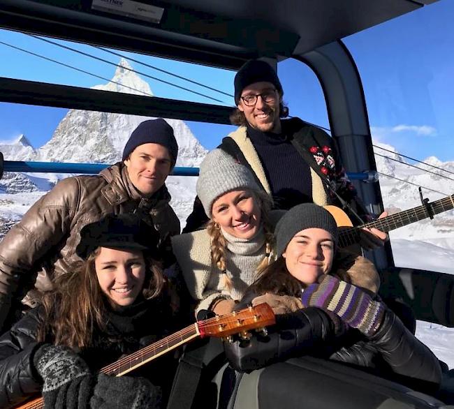 Die Zermatter Band Wintershome: Romaine Müller, Maria Zurbriggen und Rebecca Graven (von links). Joel Müller und Pirmin Zurbriggen