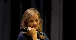 <b>Matin&eacute;e bilingue.</b> Schauspielerin No&eacute;mie Schmidt lauscht den Fragen der Sch&uuml;ler ...