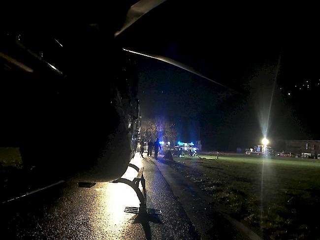 Autounfall. Bei einem schweren Selbstunfall auf der Strasse zwischen Epinassey und St. Maurice sind am Samstagabend fünf junge Frauen schwer verletzt worden.