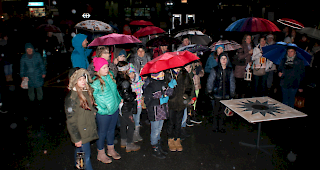 Die Jugend erwartet in Visp das Friedenslicht von Bethlehem.