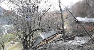 Ein Erdrutsch hat bei Grengiols einen renovierten Stall mitgerissen.