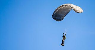 Gl&uuml;ck im Ungl&uuml;ck. Auf dem Flugplatz Grenchen kam es im 2016 beinahe zu einer Kollision zwischen Fallschirmspringern der Armee und einem Kleinflugzeug, dessen Pilot die falsche Piste ansteuerte.