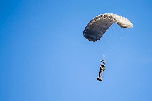 Glück im Unglück. Auf dem Flugplatz Grenchen kam es im 2016 beinahe zu einer Kollision zwischen Fallschirmspringern der Armee und einem Kleinflugzeug, dessen Pilot die falsche Piste ansteuerte.