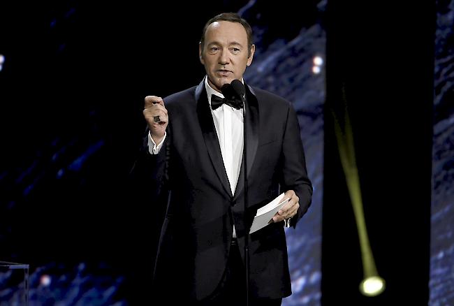 Legende. Nach diverser Vorwürfe sexueller Übergriffe hat sich der Schauspieler Kevin Spacey inzwischen aus der Öffentlichkeit zurückgezogen und seine Karriere auf Eis gelegt. Unter anderem verlor er seine Hauptrolle in «House of Cards».