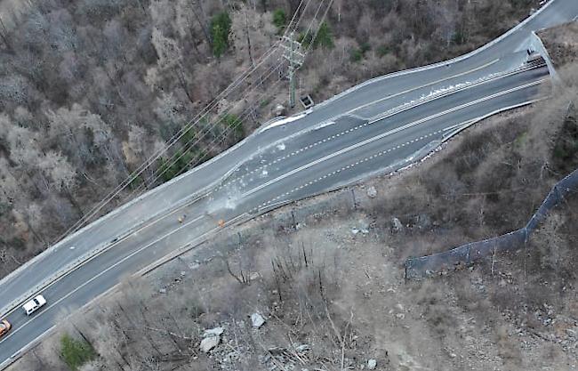 In der Nacht auf Dienstag donnerten vor dem Südportal des Stägjitschuggentunnels auf der Mattertalstrasse Felsbrocken auf die Kantonsstrasse.