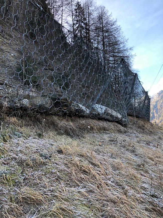 In der Nacht auf Dienstag donnerten vor dem Südportal des Stägjitschuggentunnels auf der Mattertalstrasse Felsbrocken auf die Kantonsstrasse.