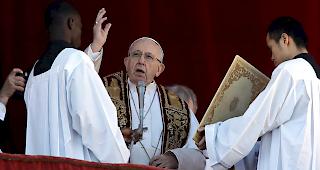 Der Papst richtete sich am ersten Weihnachtsfeiertag von der Loggia des Petersdoms aus an die Gl&auml;ubigen in aller Welt und spendete anschliessend den feierlichen Papstsegen "Urbi et Orbi".