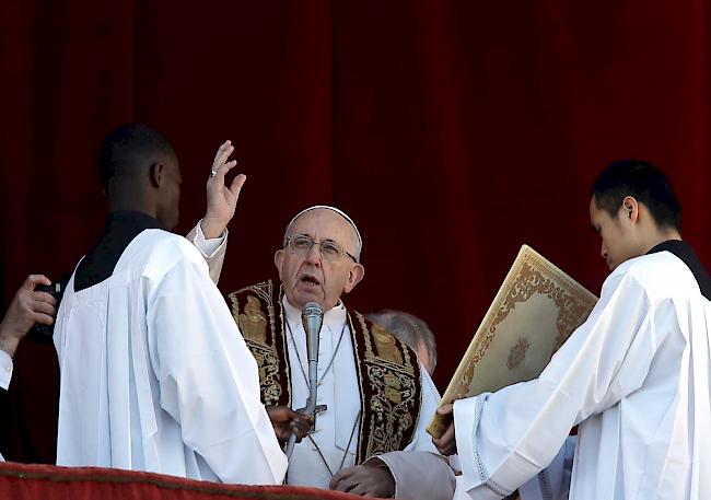 Der Papst richtete sich am ersten Weihnachtsfeiertag von der Loggia des Petersdoms aus an die Gläubigen in aller Welt und spendete anschliessend den feierlichen Papstsegen "Urbi et Orbi".