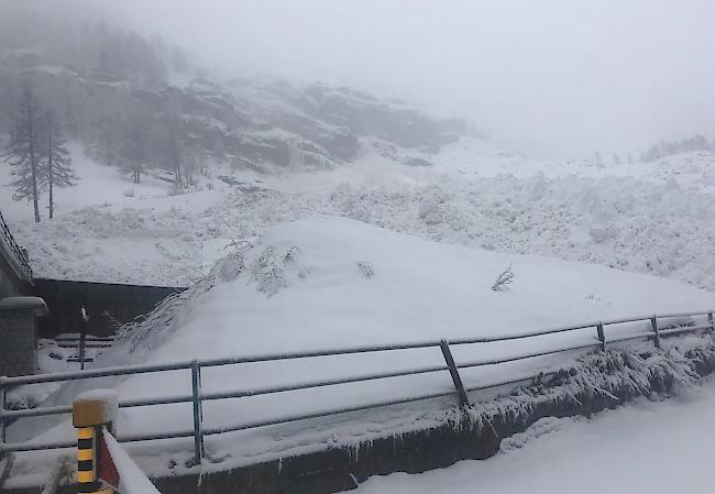 Am Montag und Dienstag haben vier Lawinen die Strasse Zermatt–Täsch verschüttet.