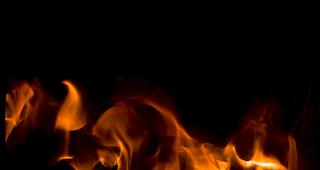 Einer von zwei Holz&ouml;fen sei noch in Betrieb gewesen, als die Rettungskr&auml;fte eintrafen. (Symbolbild)