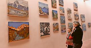 &laquo;Berg-Wand&raquo;. Sylvie Zumofen vom Kunstforum Oberwallis und Dino Rigoli vom Verein Albert Nyfeler vor der &laquo;Berg-Wand&raquo; im Visper Kulturzentrum La Poste: Beeindruckend, wie Albert Nyfeler die Bergwelt ins beste Licht zu versetzen verstand.