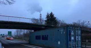 Ein Schiffscontainer ist mit einer Br&uuml;cke kollidiert und auf die Fahrbahn gerutscht.