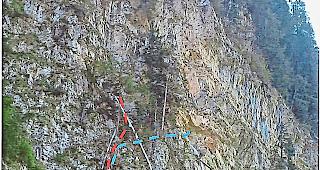 Am Fels verstecken. Die beiden PVC-Leitungen sollen im n&auml;chsten Jahr dem Gel&auml;nde angepasst und mit Spritzbeton abgedeckt werden. Der Ab&auml;nderungsantrag f&uuml;r den Bau  liegt beim Kanton.Foto zvg